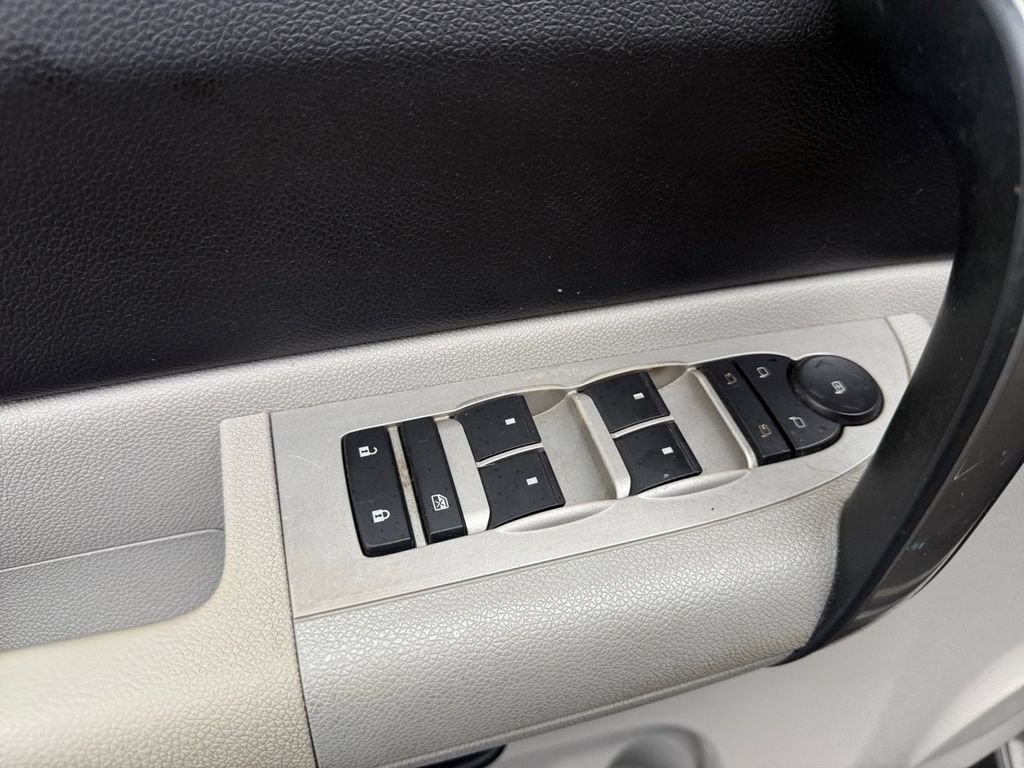 Used 2009 Gray Chevrolet 2HY image 30