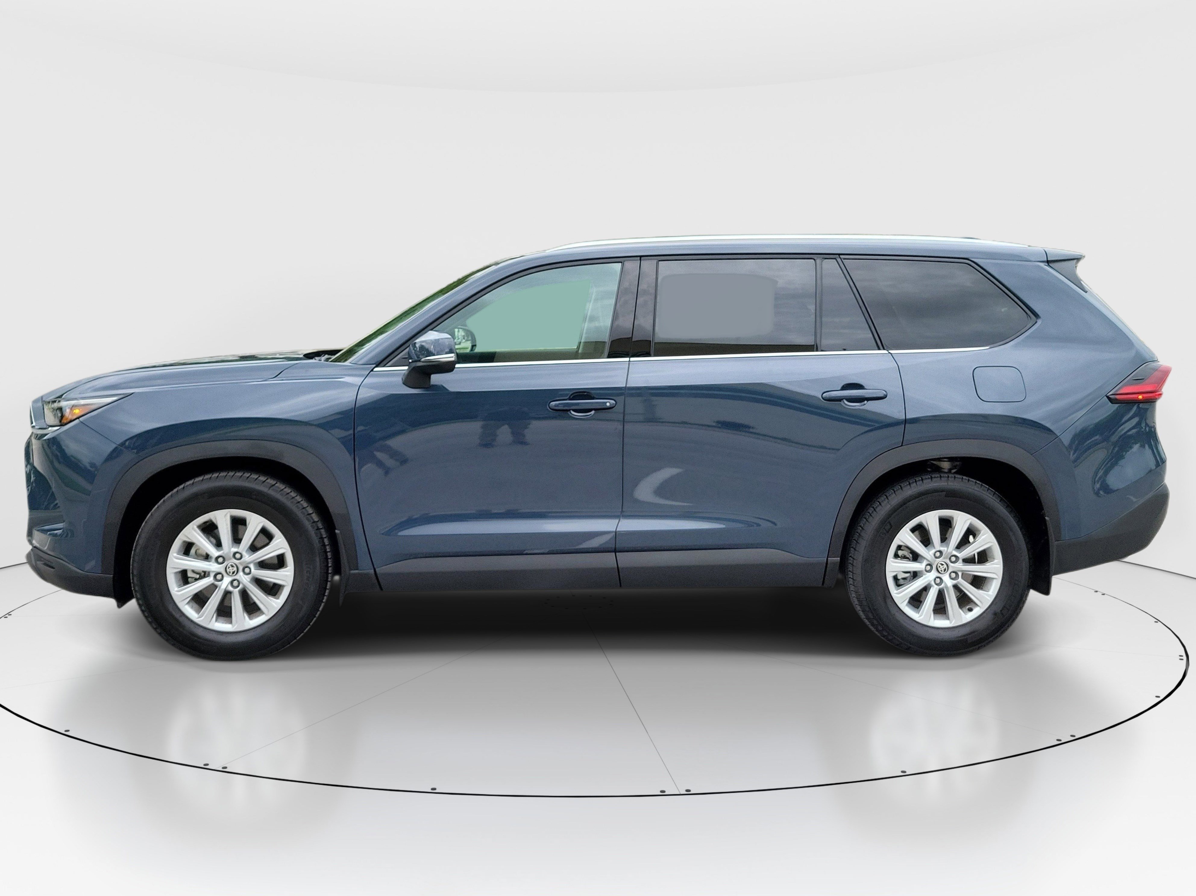 Used 2026 Cloud Toyota XLE image 4
