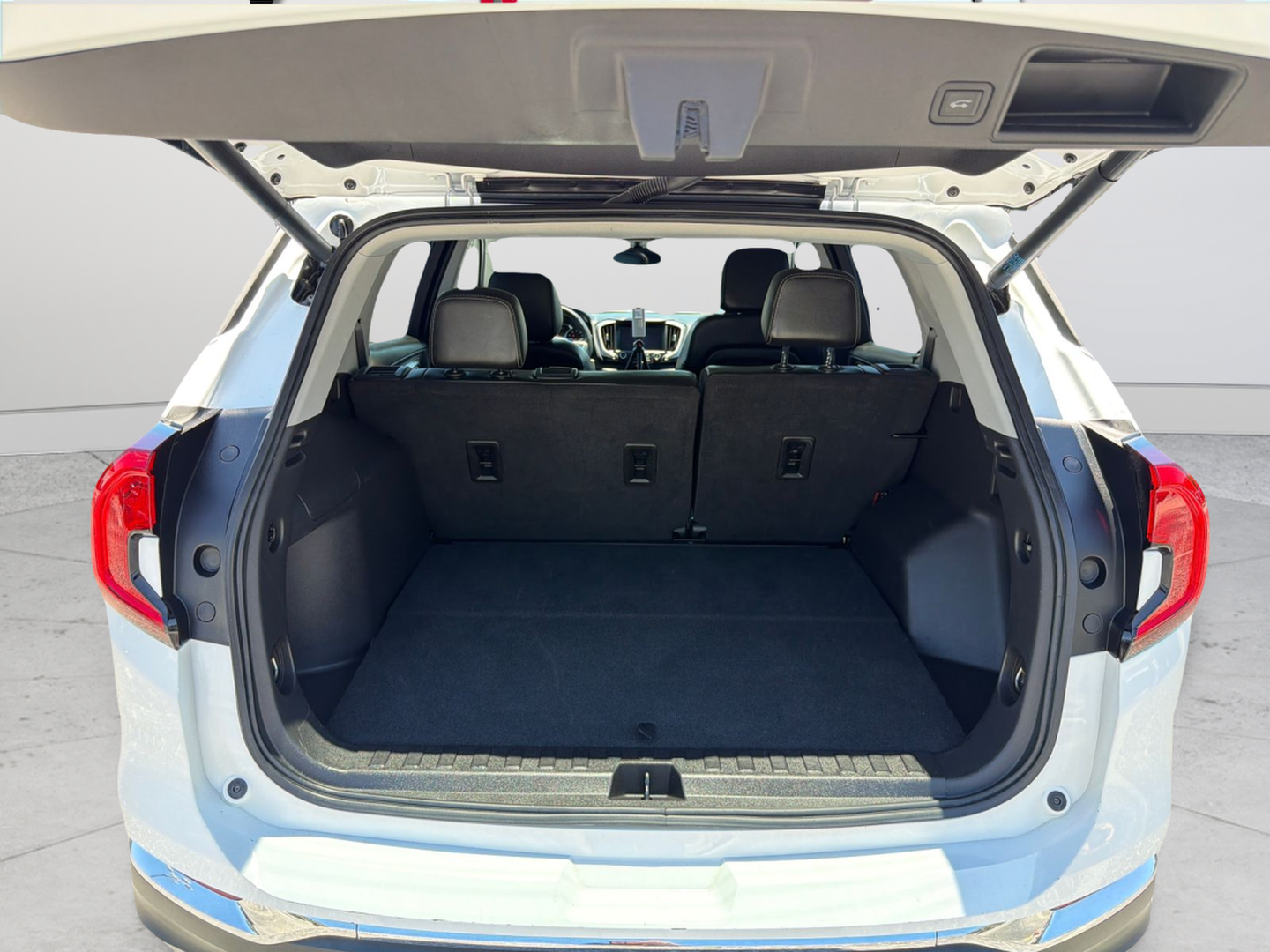Used 2024 White GMC SLT image 25