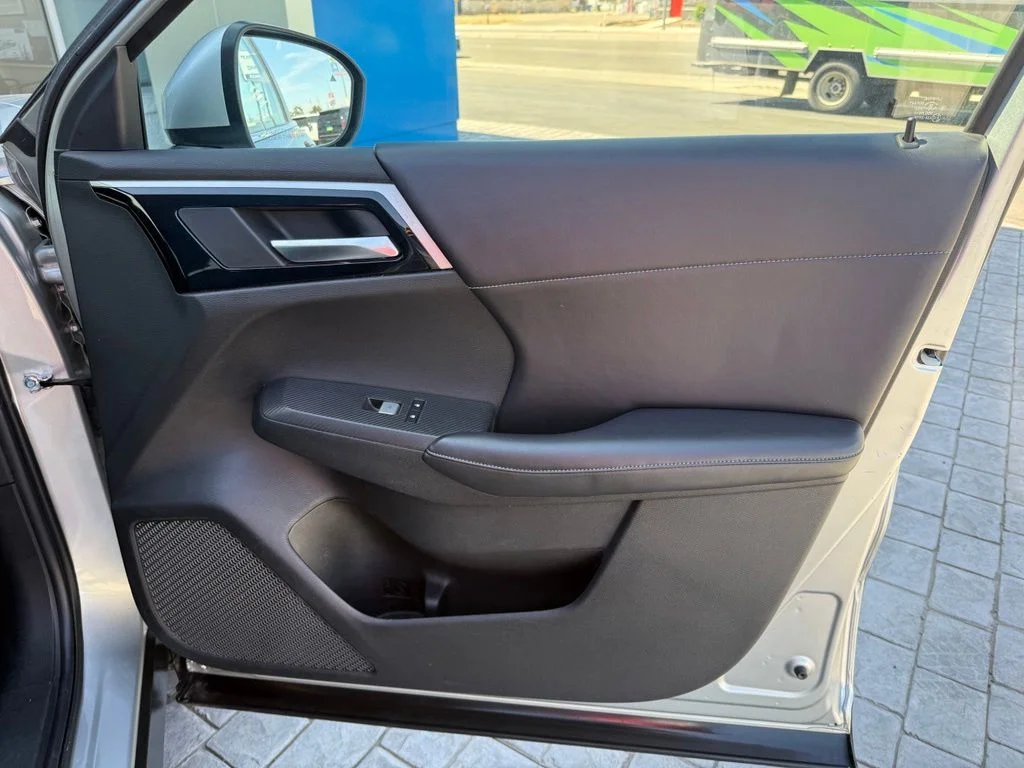 Used 2023 Silver Mitsubishi SE image 18