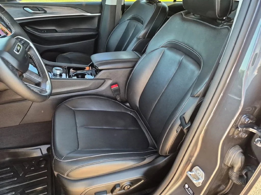 Used 2022  Jeep Limited image 16