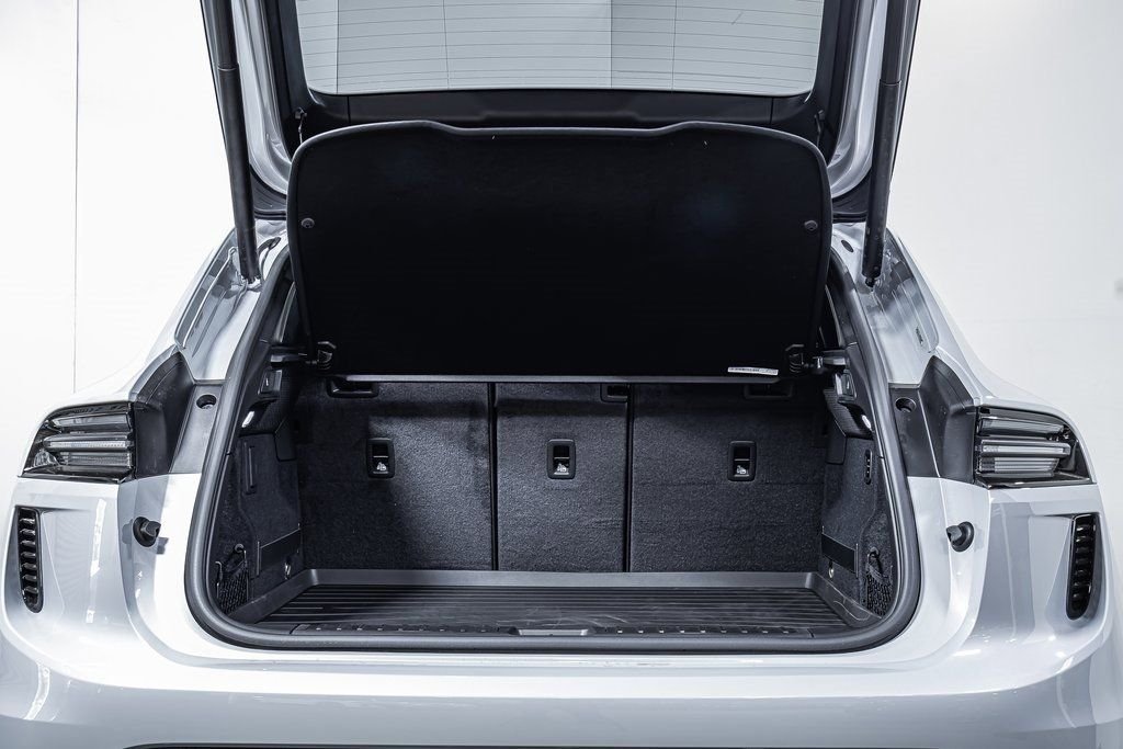 2025 Porsche Macan Turbo Electric - Photo 20