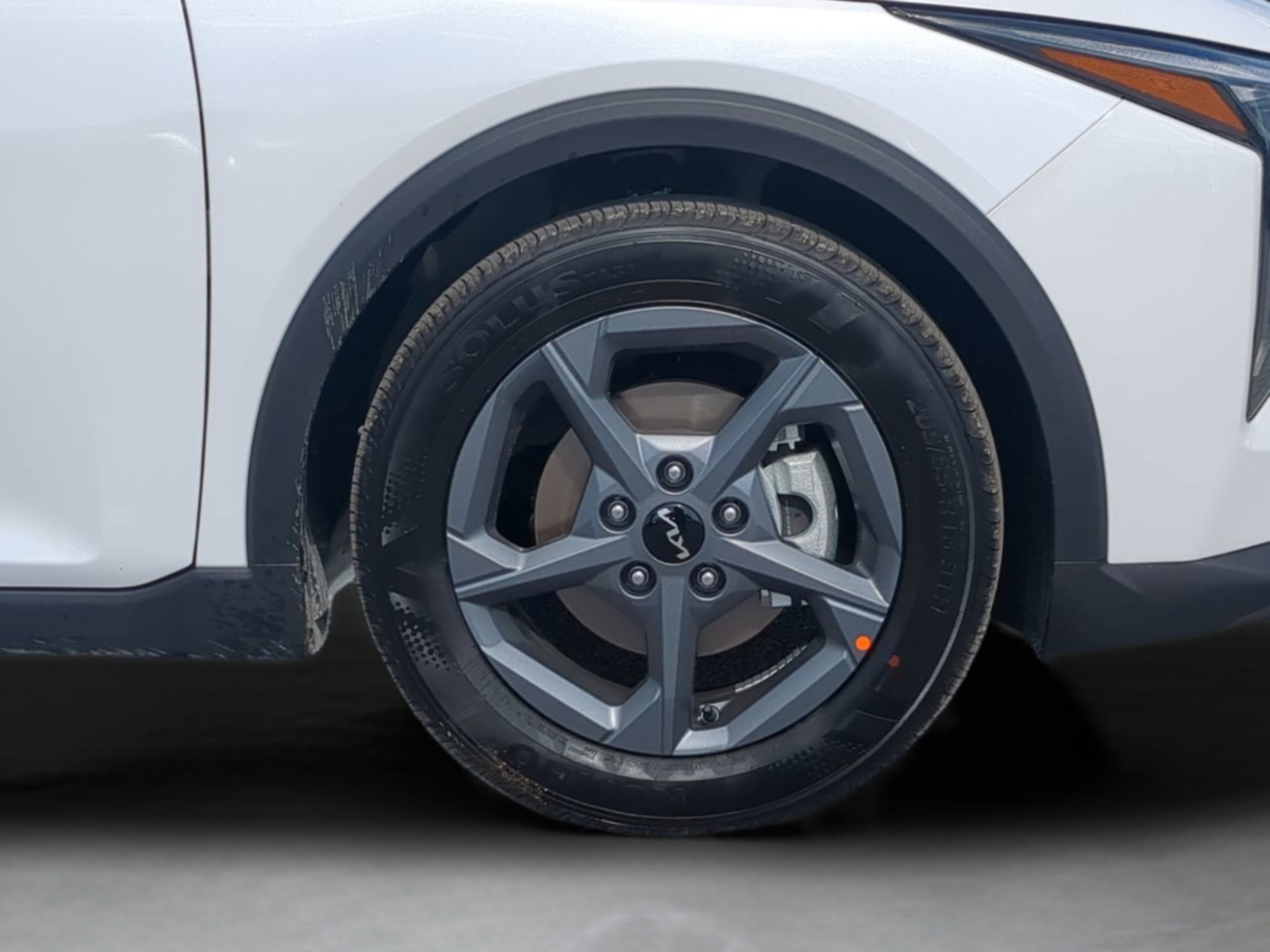 New 2026 Snow White Pearl Kia LXS image 28