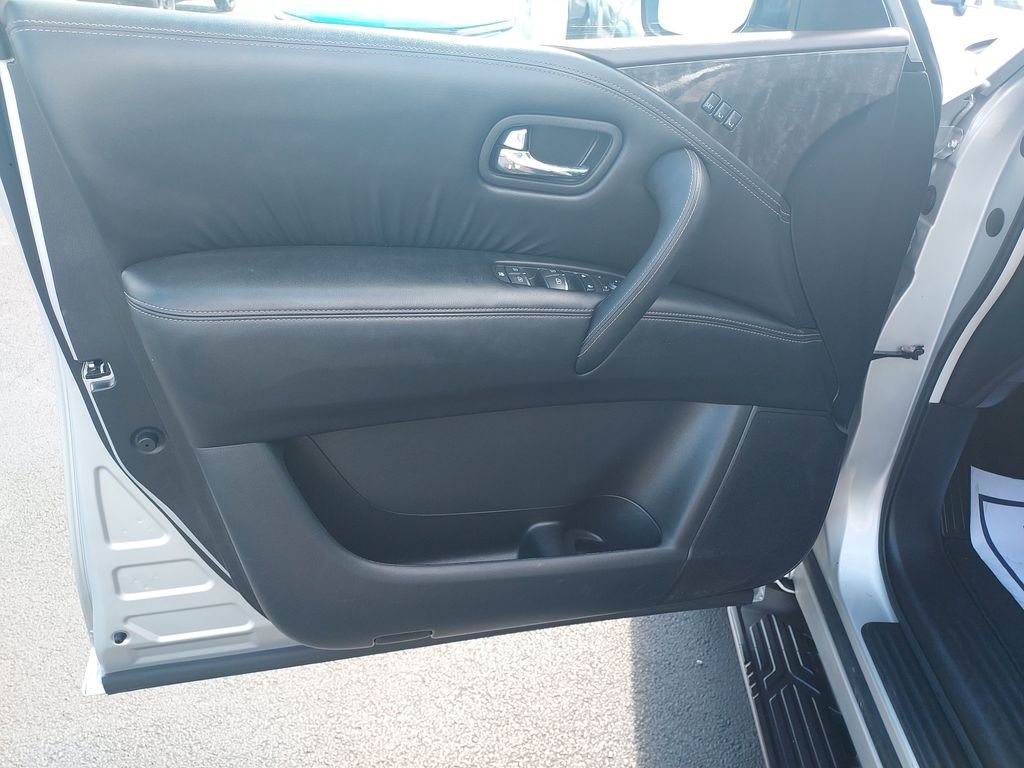 Used 2023 Silver Nissan Platinum image 12