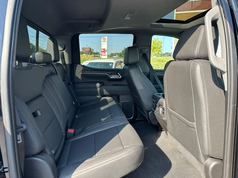 Used 2025 Onyx Black GMC SLT image 12