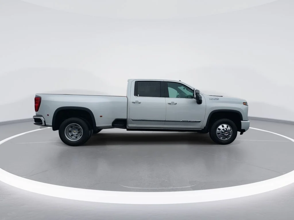 Used 2024 Beige Chevrolet High Country image 9
