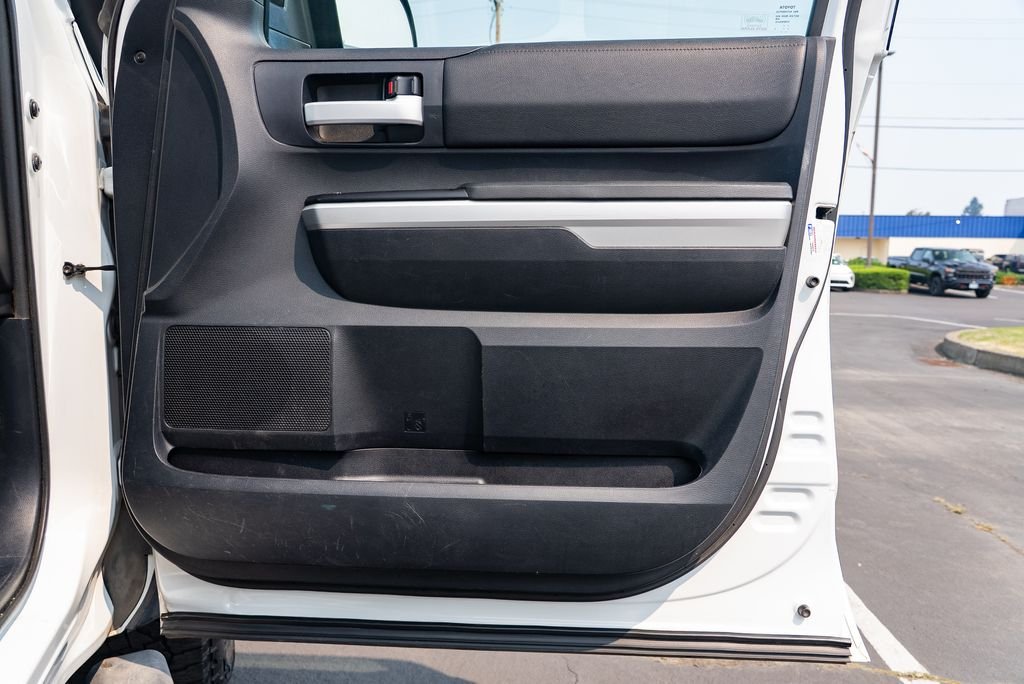 Used 2014 Super White Toyota SR5 image 31