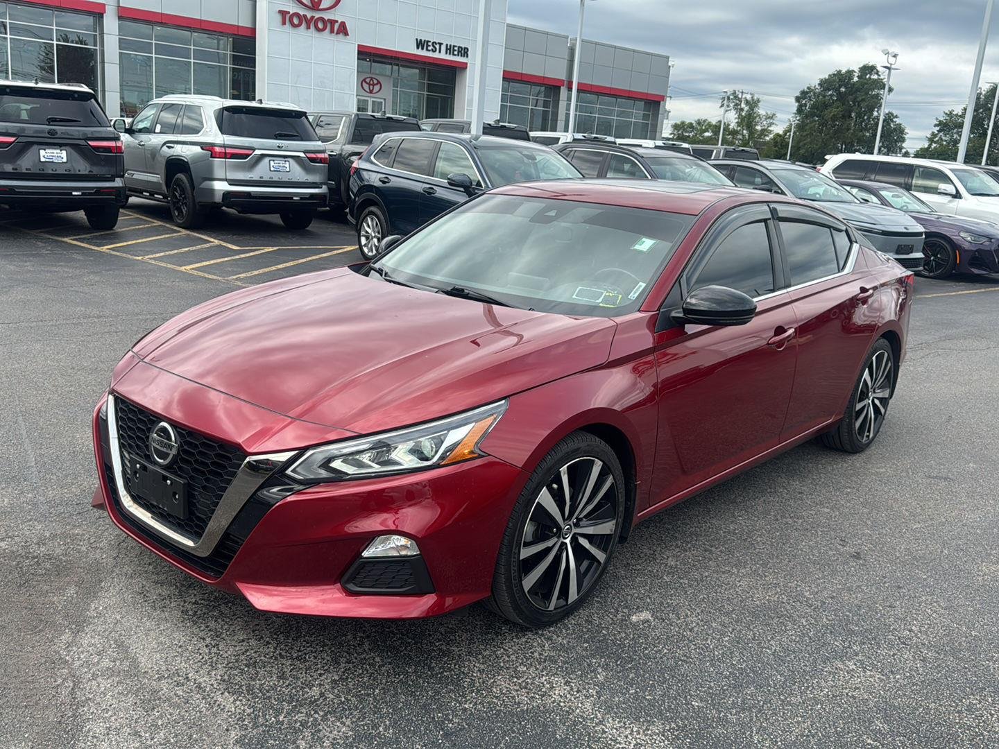 Used 2022 Scarlet Ember Tintcoat Nissan 2.0 SR image 3