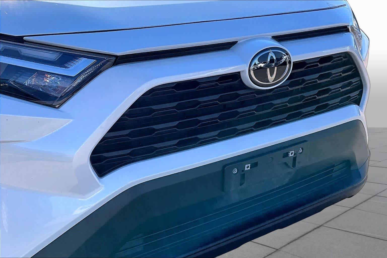 Used 2023 Wind Chill Pearl Toyota XLE Premium image 30