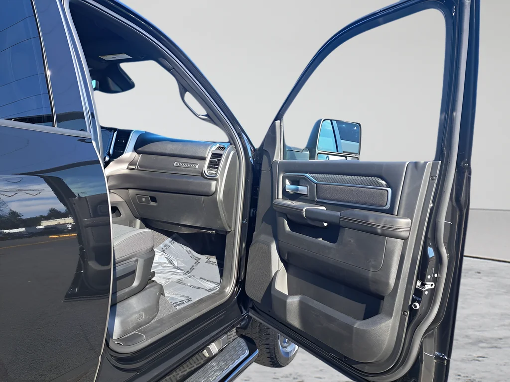 New 2026 Diamond Black Crystal Pearl-Coat Exterior Paint RAM Big Horn image 16