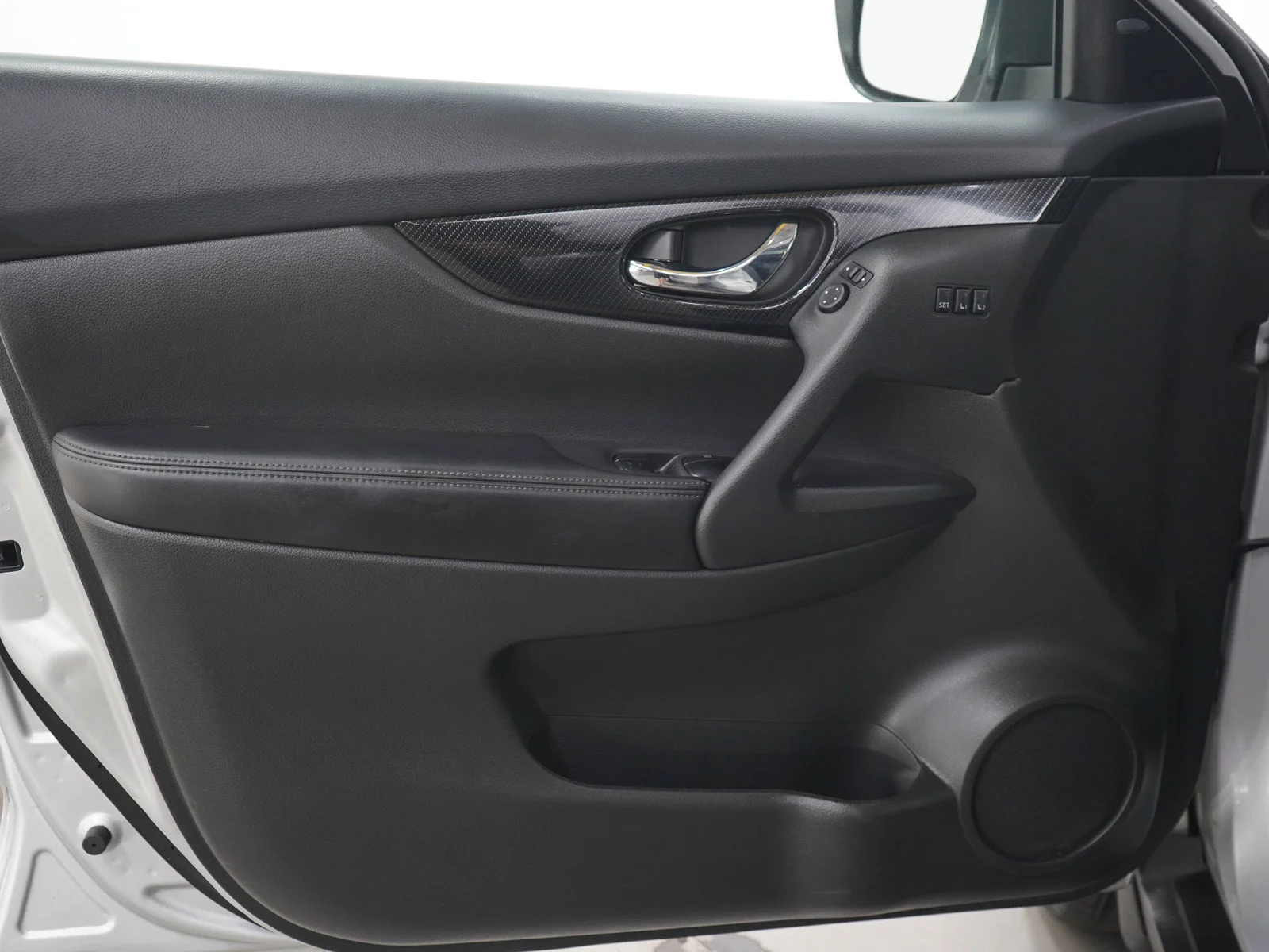 Used 2018 Brilliant Silver Nissan SL image 21