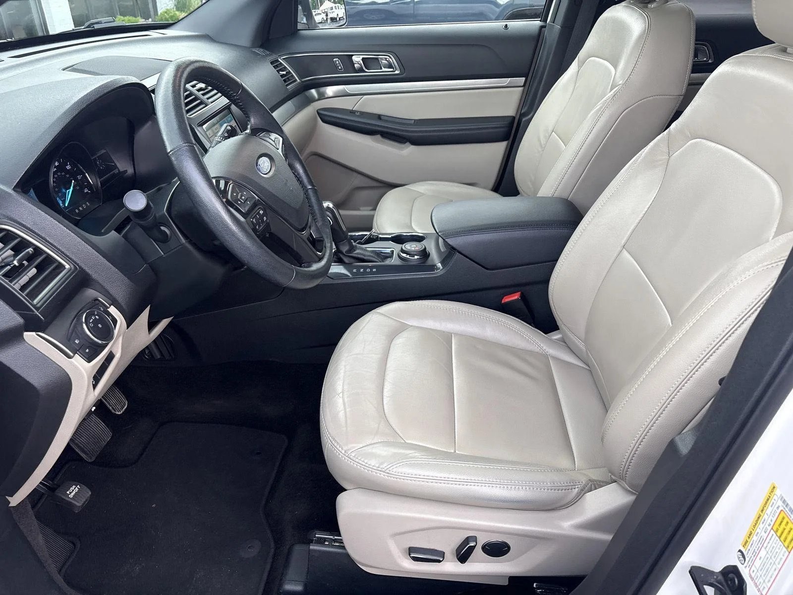 Used 2018 White Platinum Metallic Tri-Coat Ford XLT image 9