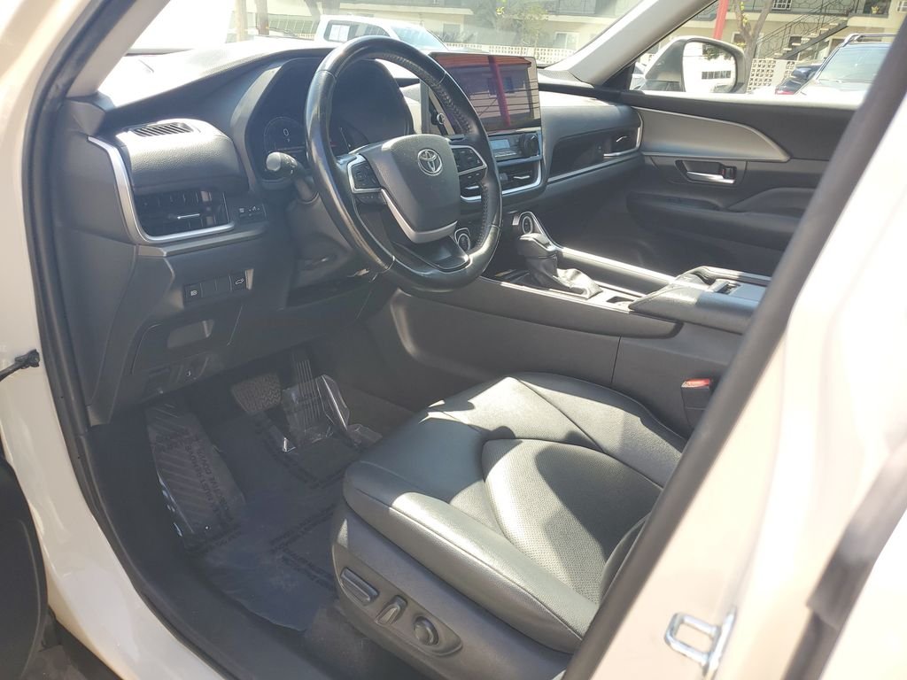 Used 2024 Cream Toyota XLE image 19