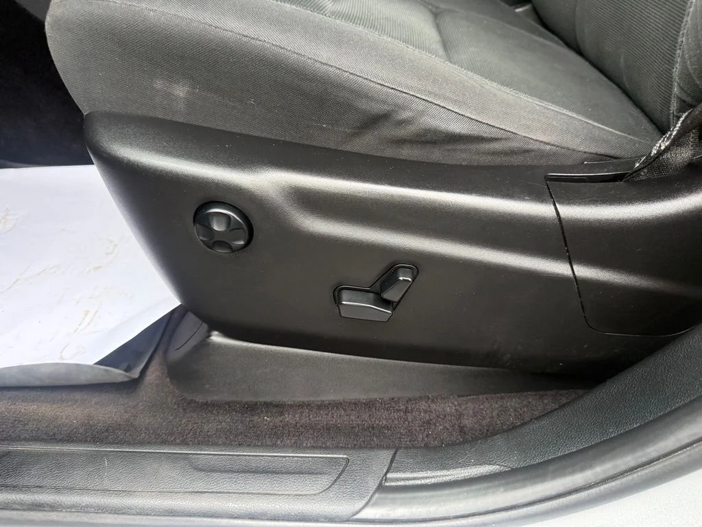 Used 2017 Billet Silver Metallic Clearcoat Jeep Laredo image 15
