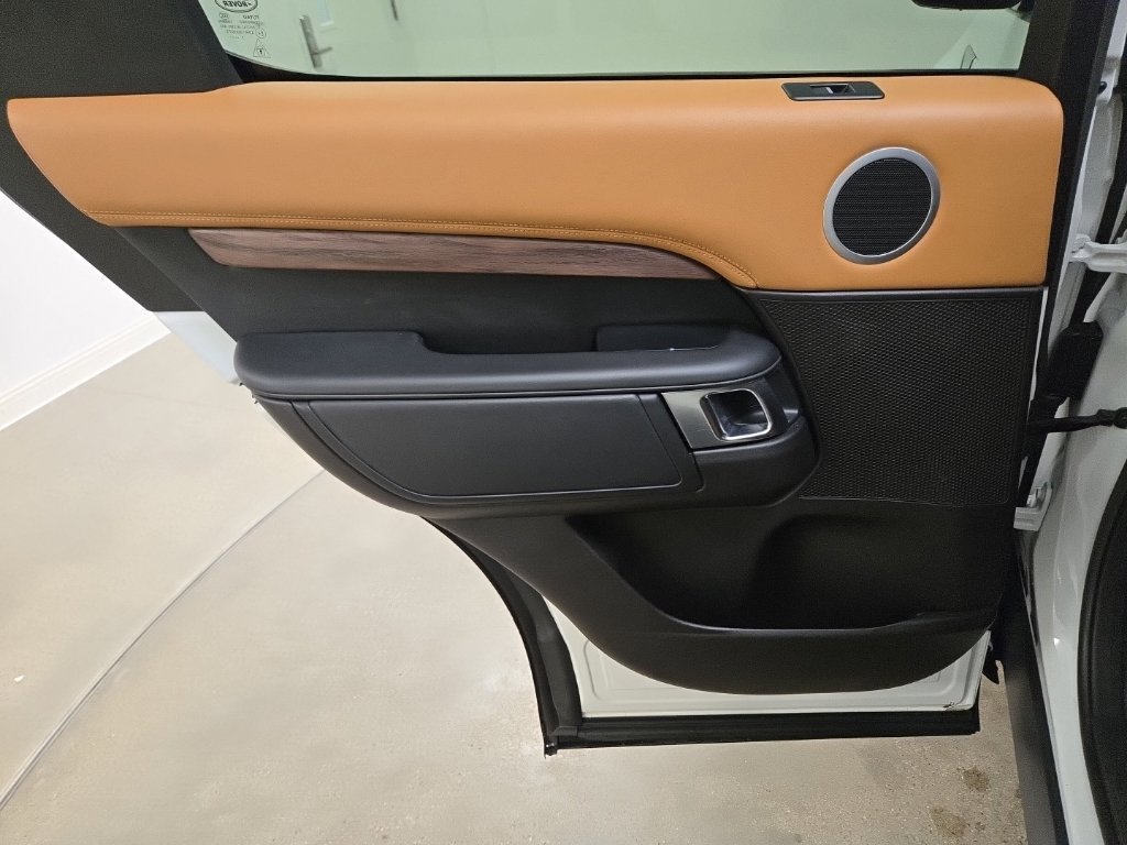 Used 2018 Fuji White Land Rover HSE Luxury image 22