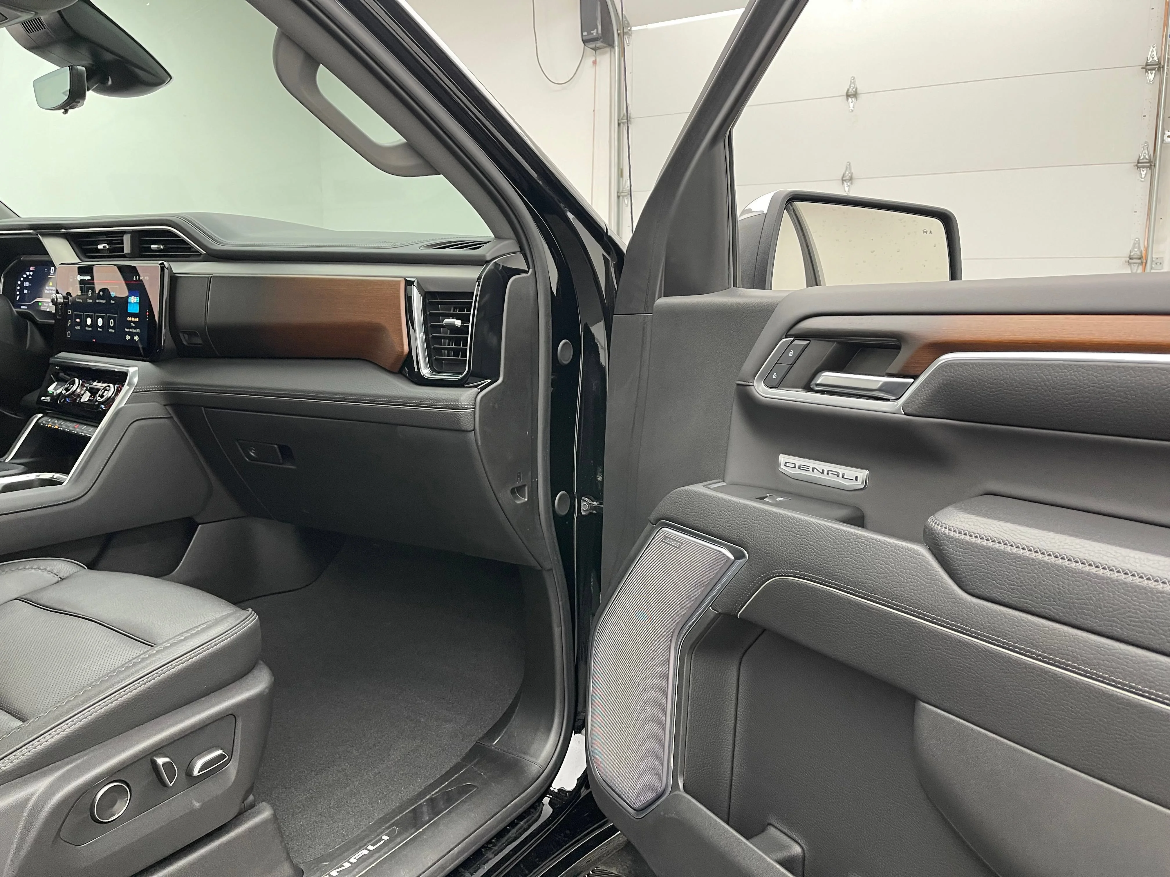 Used 2024 Onyx Black GMC Denali image 35