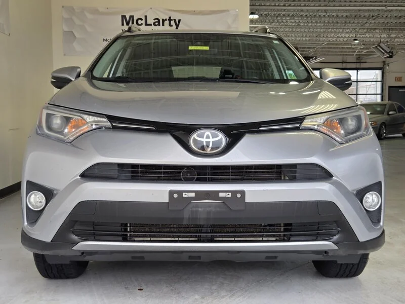Used 2018 Silver Sky Metallic TOYOTA XLE AWD image 4