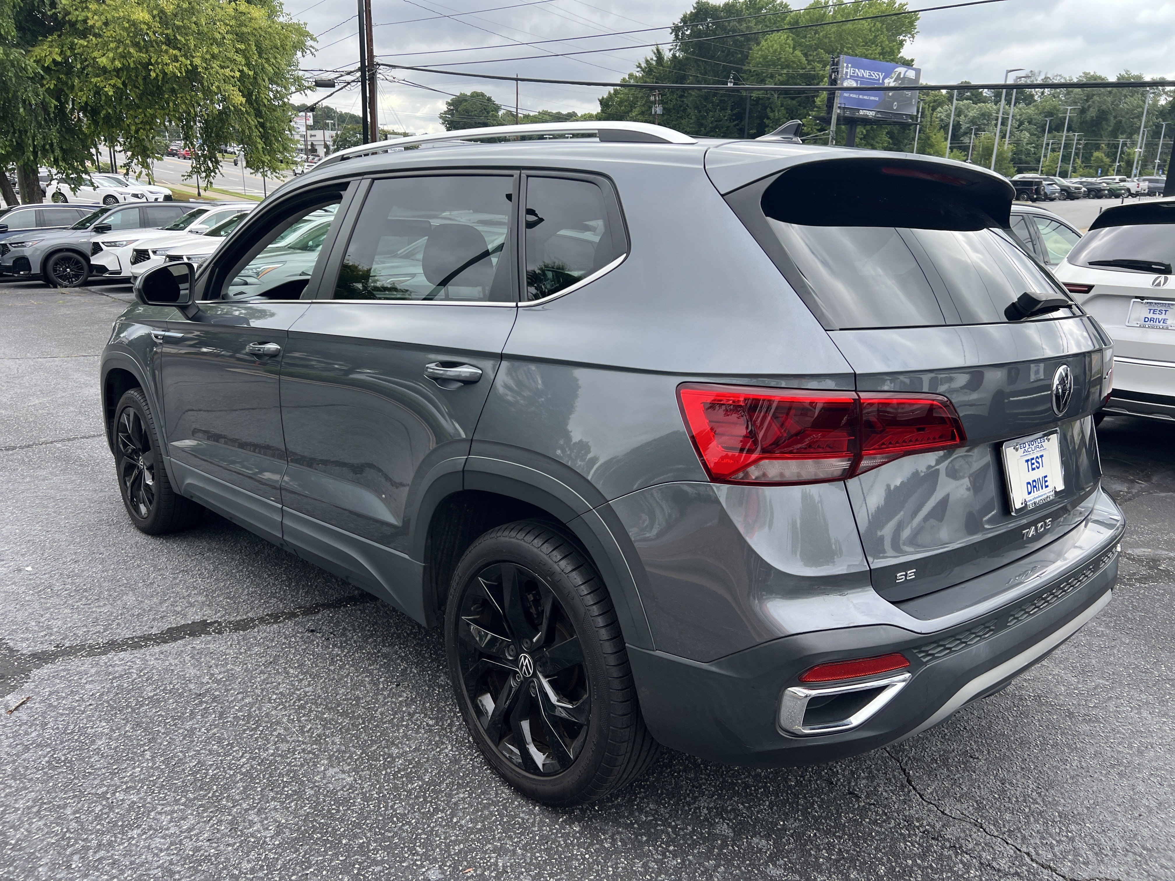 Used 2022 Platinum Gray Metallic Volkswagen SE image 3