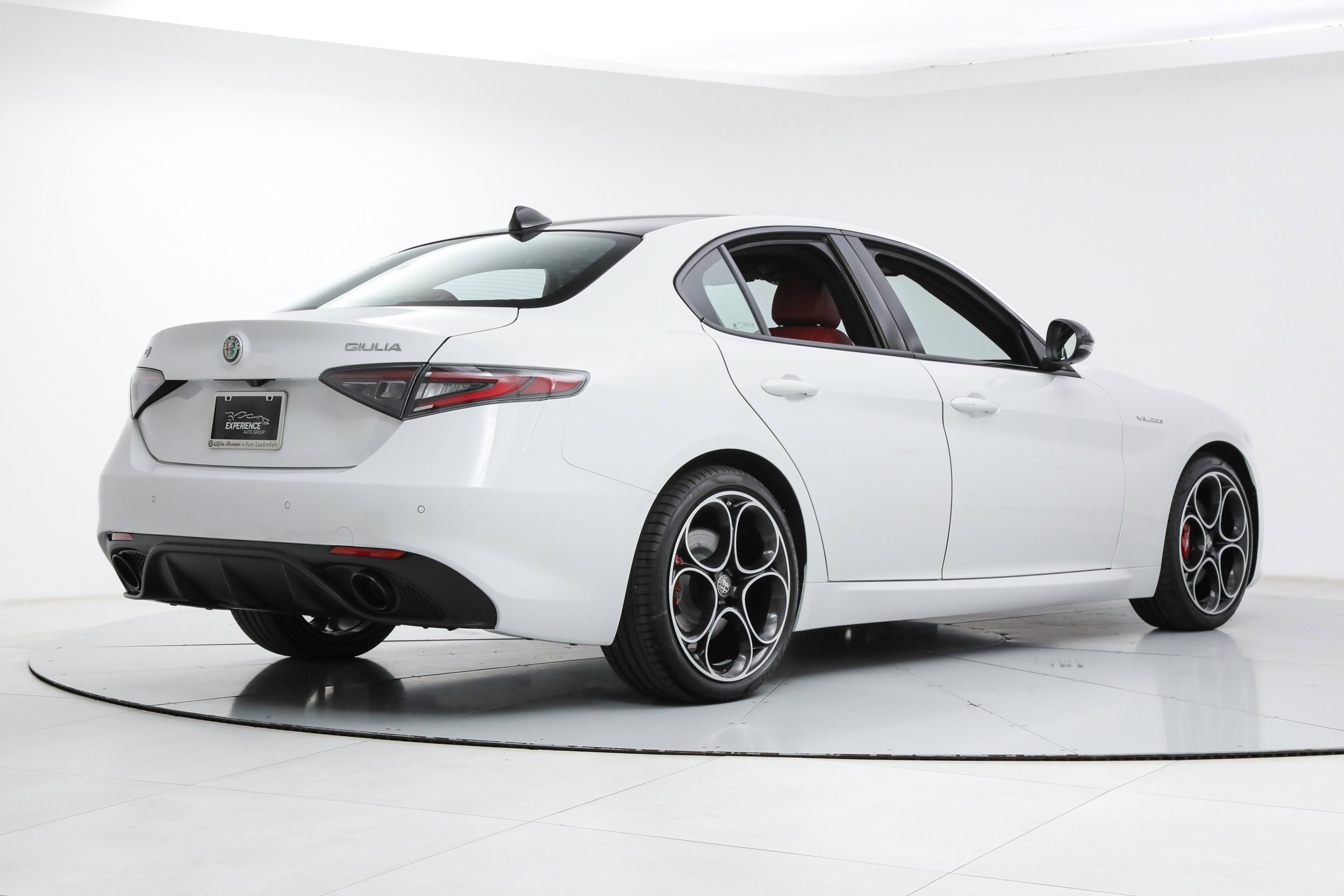 New 2026 Milano White Exterior Paint Alfa Romeo  image 5