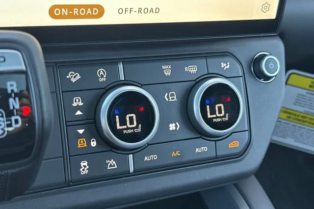 New 2026 Woolstone Green Land Rover X-Dynamic SE image 19