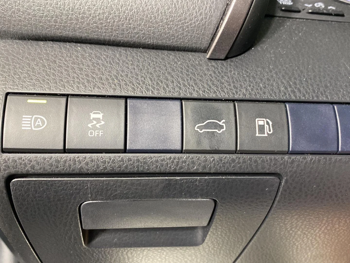 Used 2018 Midnight Black Metallic Toyota SE image 21