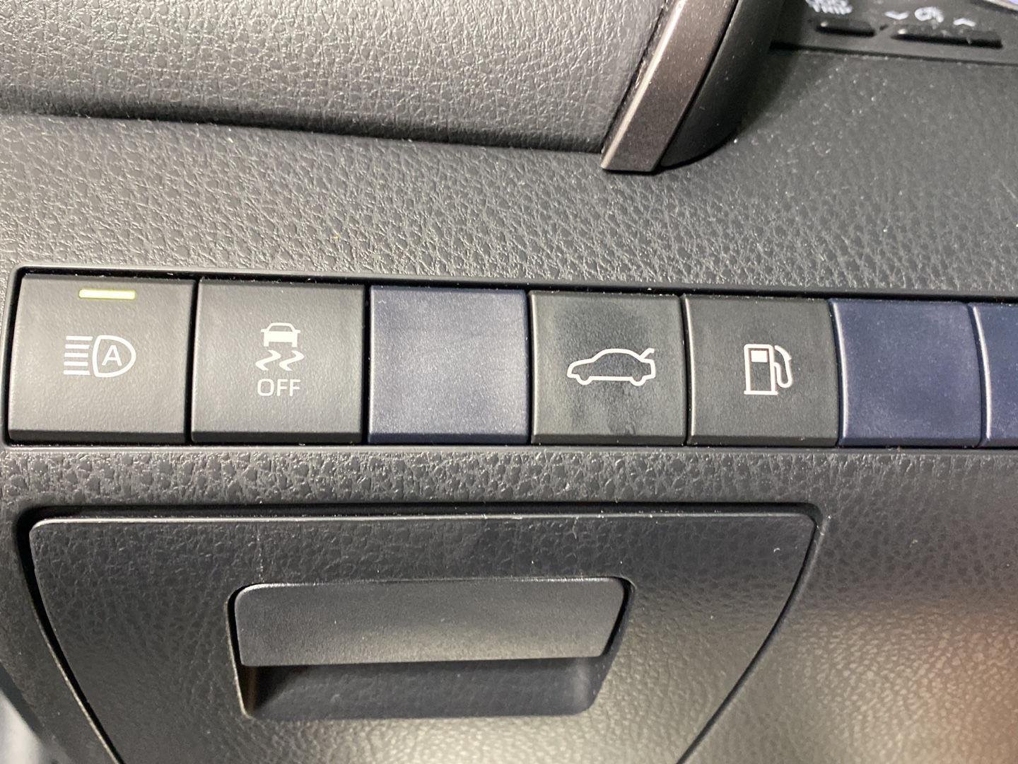 Used 2018 Midnight Black Metallic Toyota SE image 21