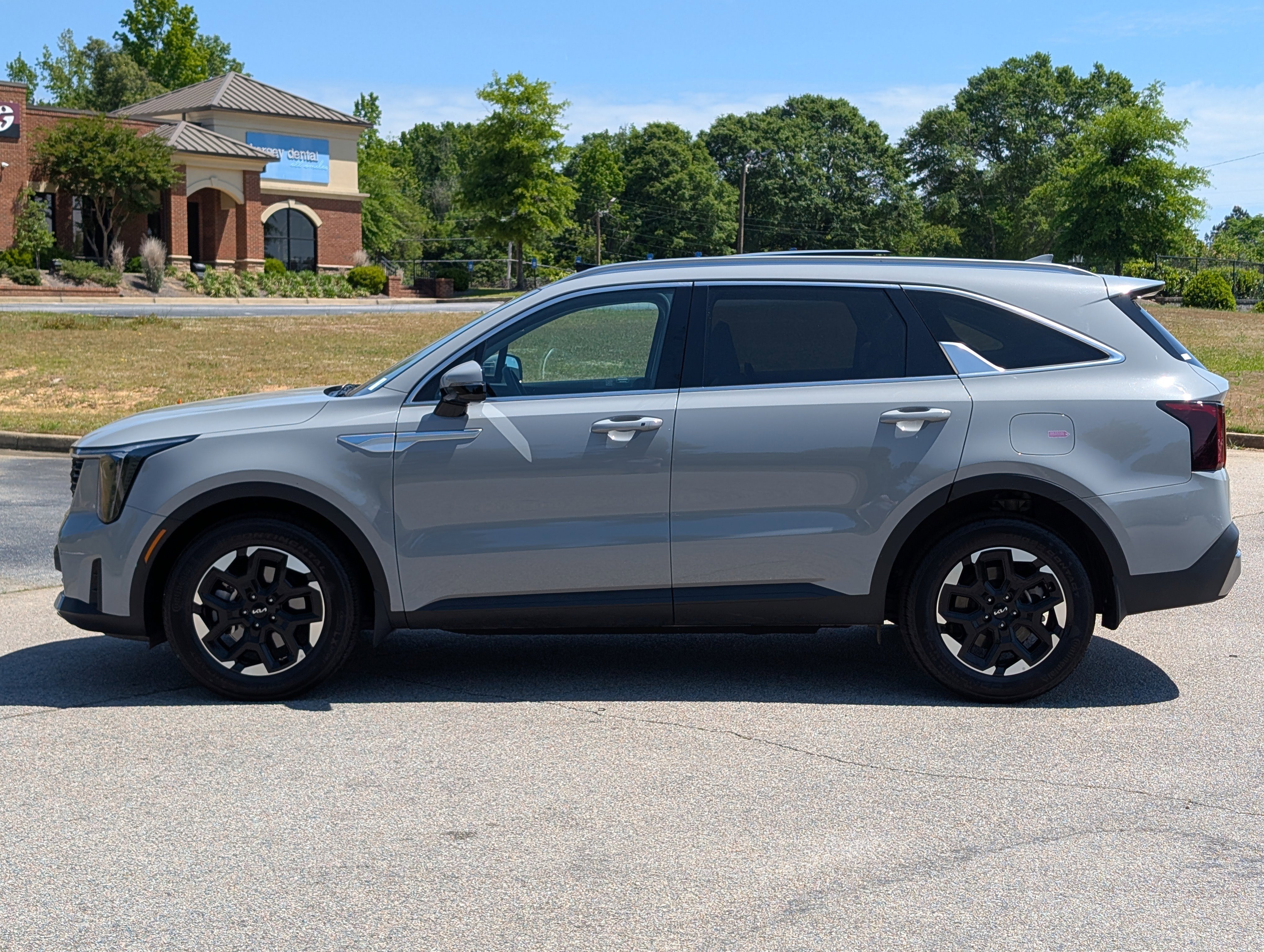 2025 Kia Sorento S - Photo 12