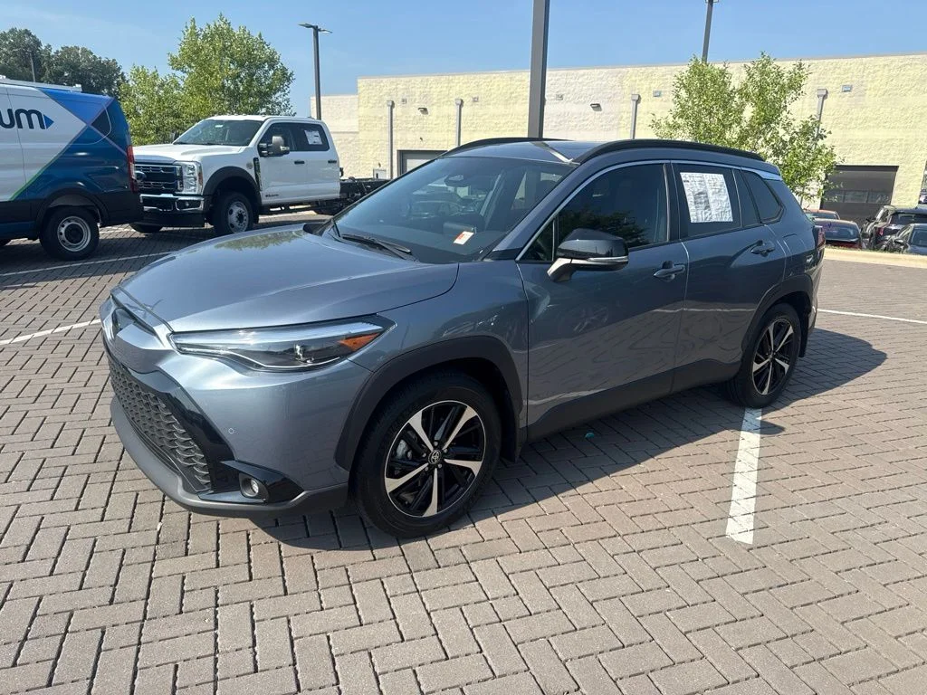 Used 2025  Toyota Hybrid XSE image 3