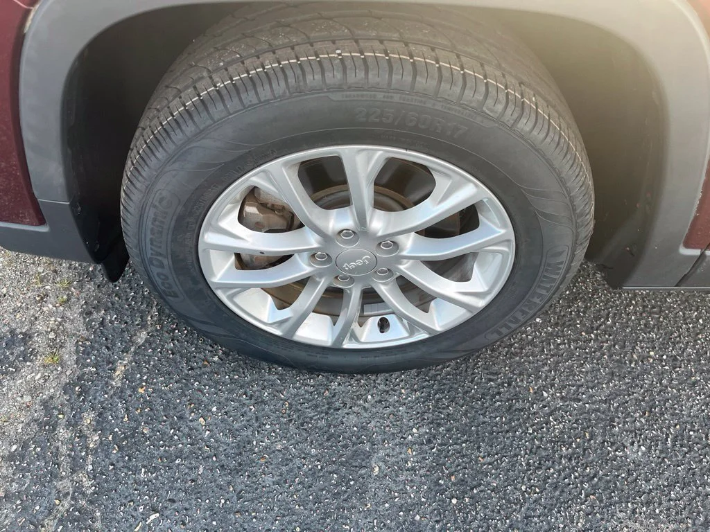 Used 2019 Red Jeep Latitude image 39