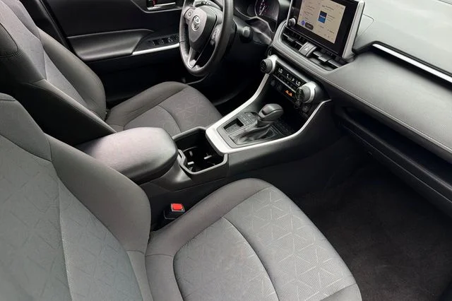 2025 Toyota RAV4 XLE - Photo 19