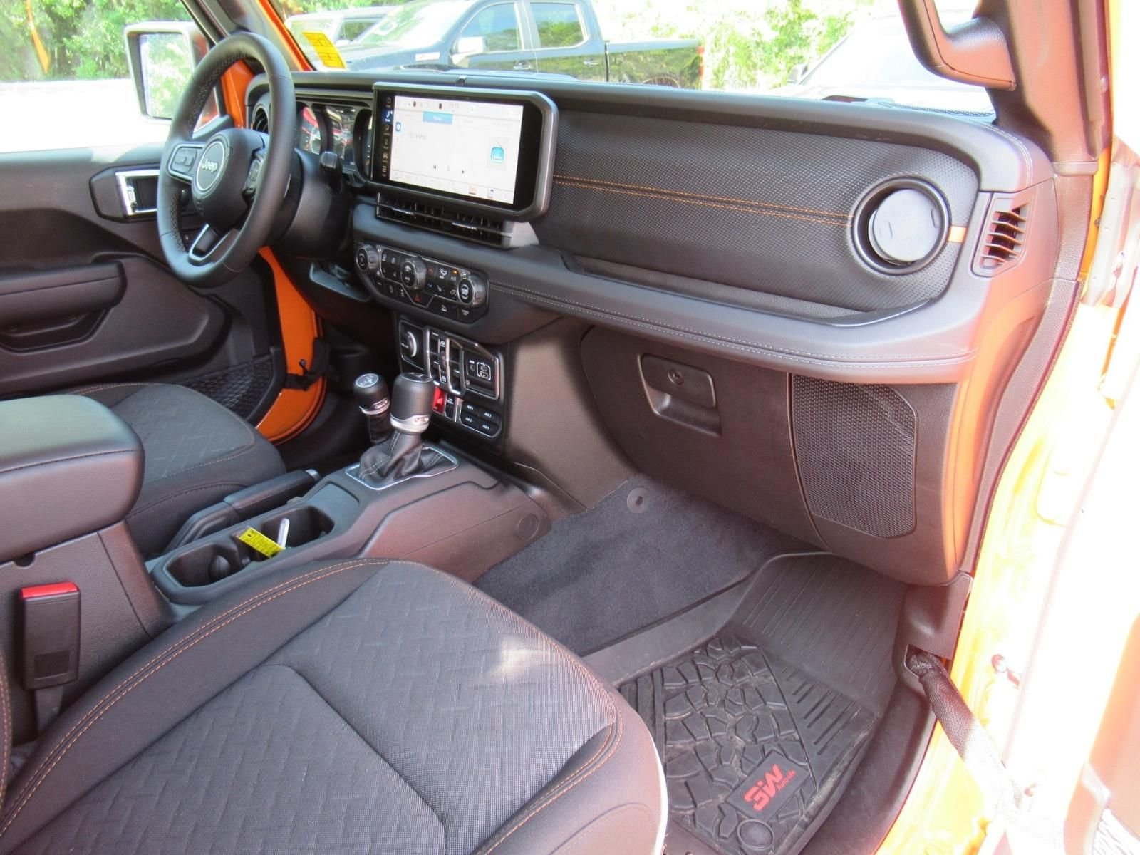 Used 2025  Jeep Mojave image 12