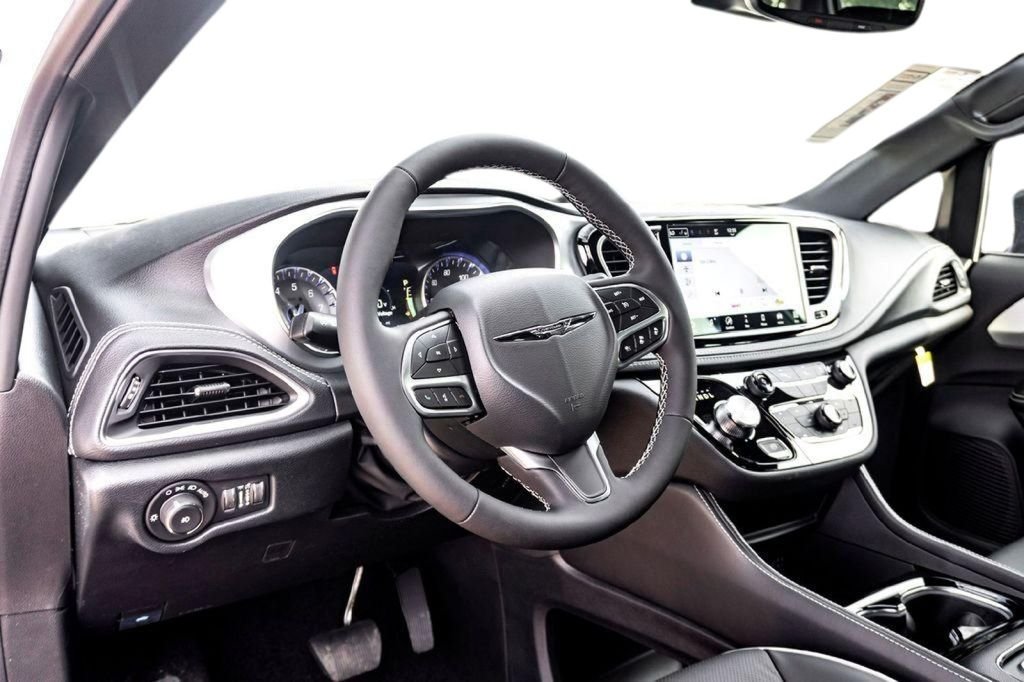 New 2026 Bright White Clear-Coat Exterior Paint Chrysler Limited image 11