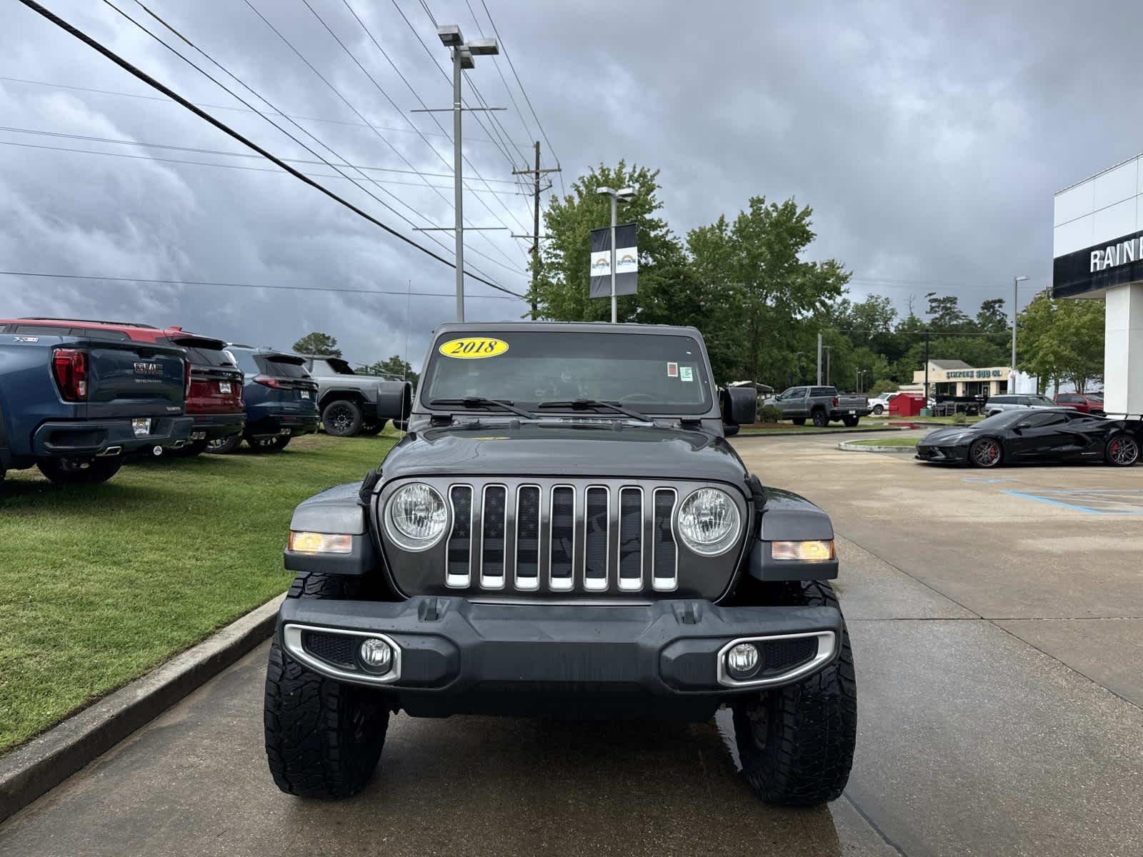 Used 2018  Jeep Sahara image 2