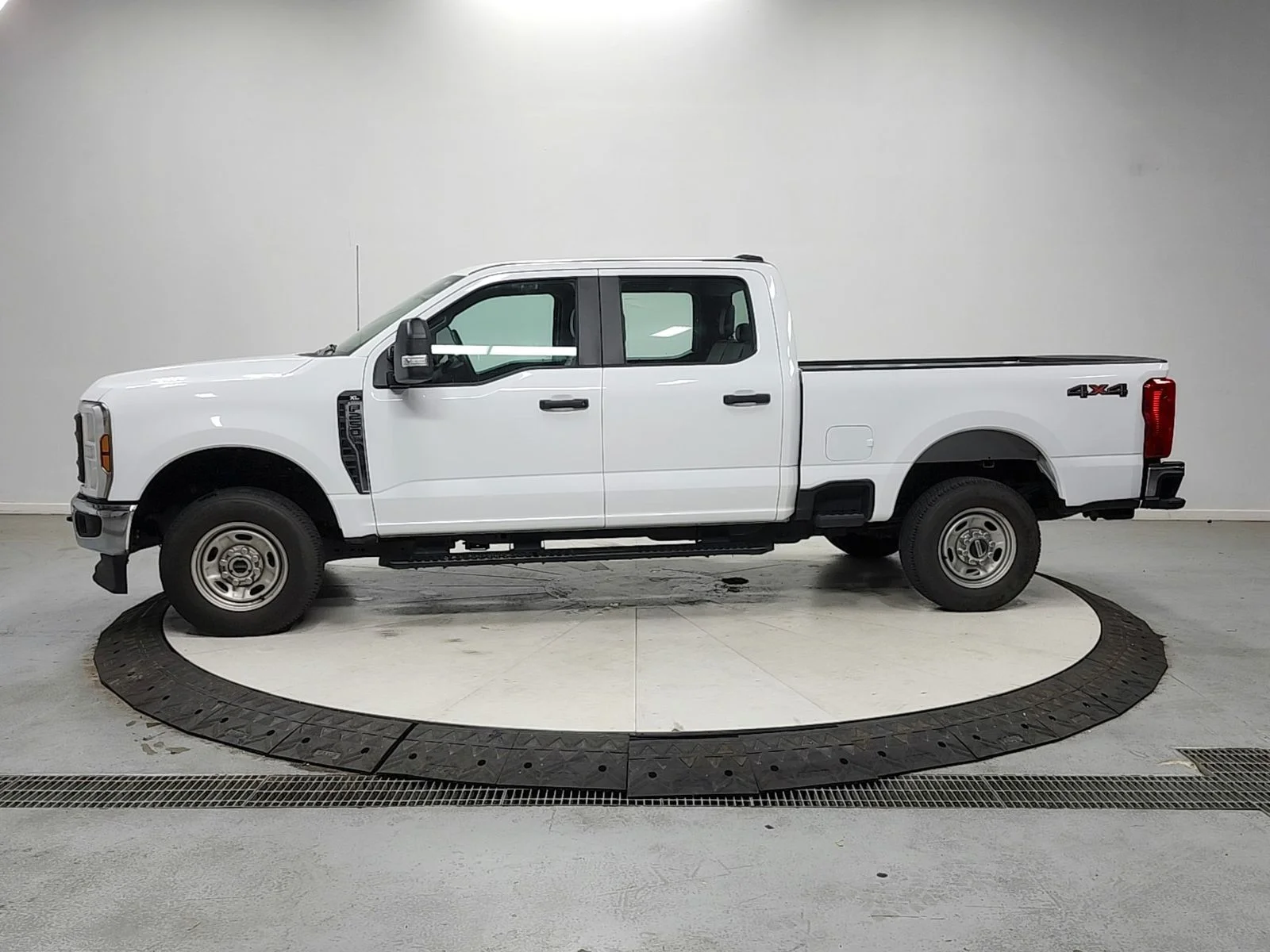 Used 2024 Oxford White Ford XL image 4