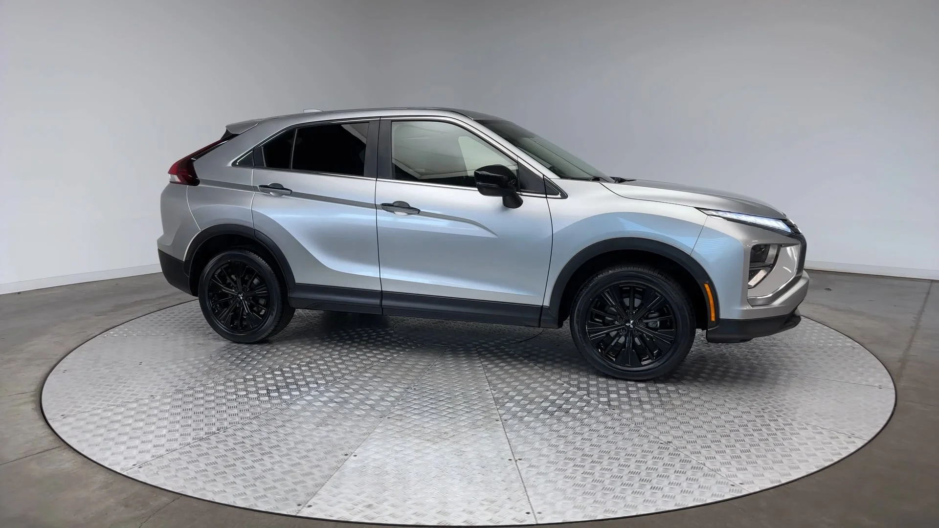 Used 2022 White Diamond Mitsubishi LE image 9