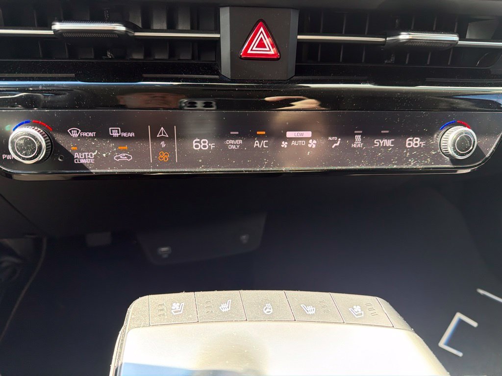 Used 2024 Red Kia Wind image 18