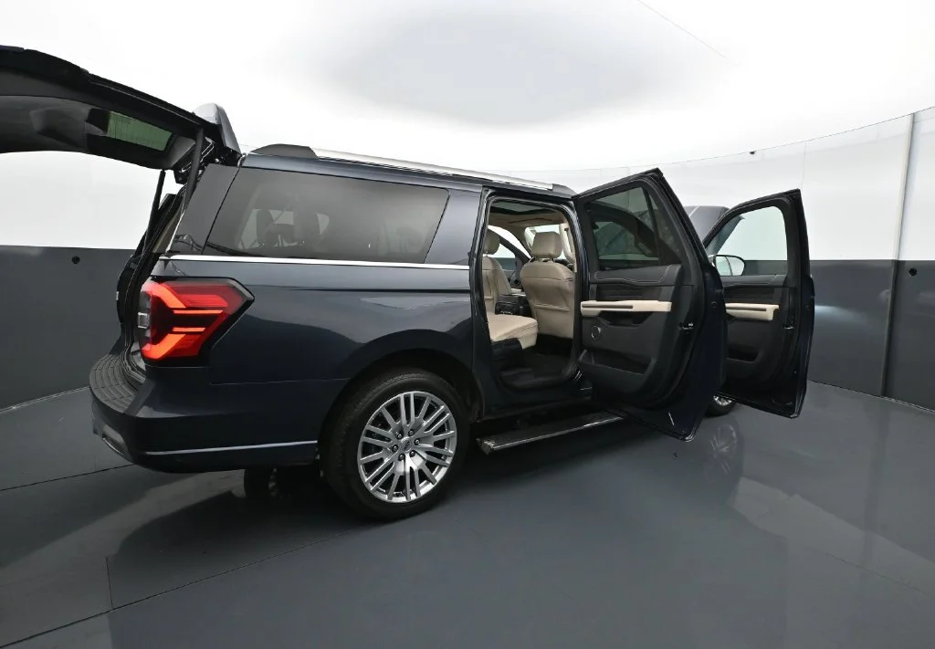 Used 2024  Ford Platinum image 37