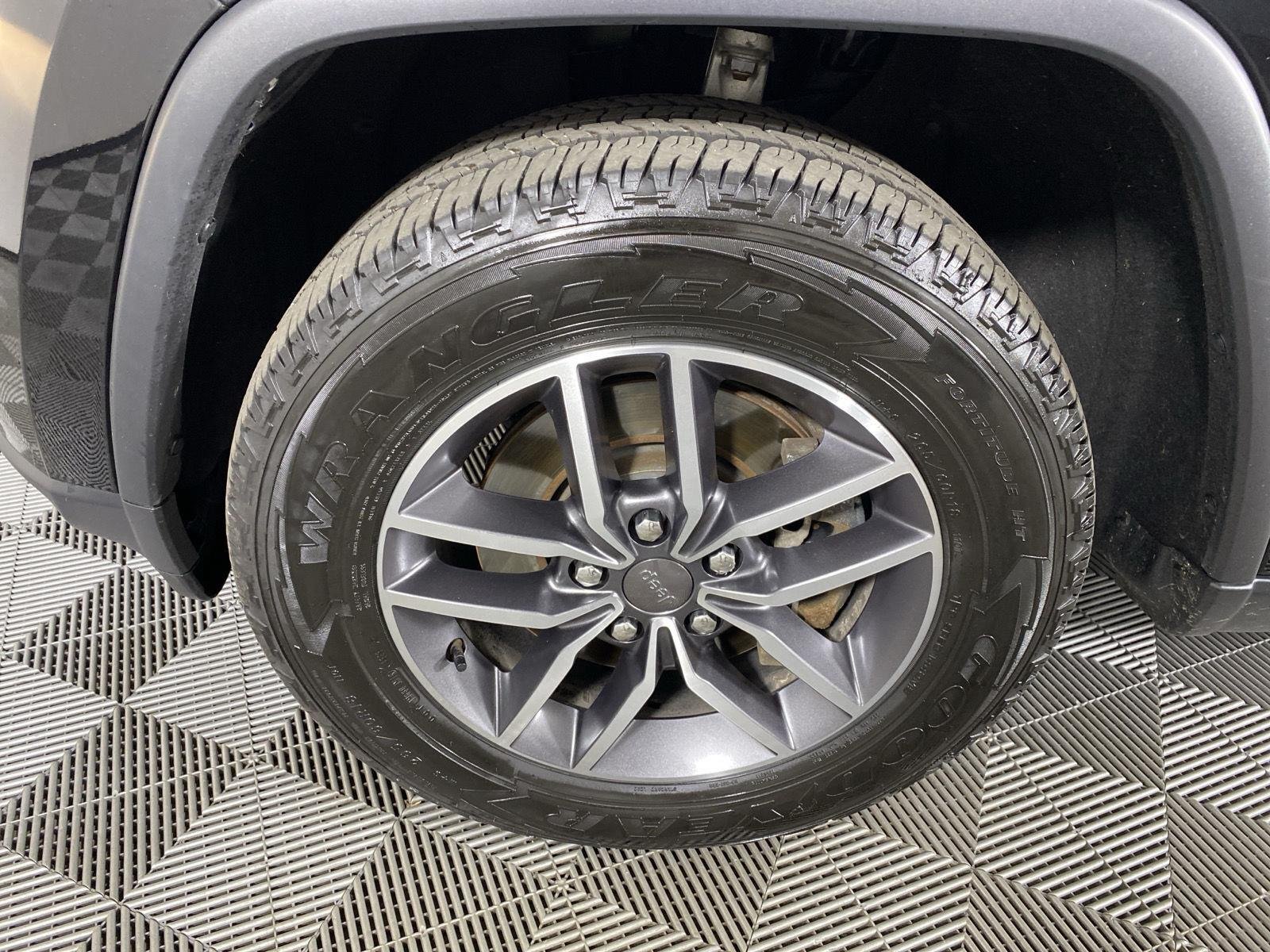 Used 2021 Diamond Black Crystal Pearlcoat Jeep Limited image 13