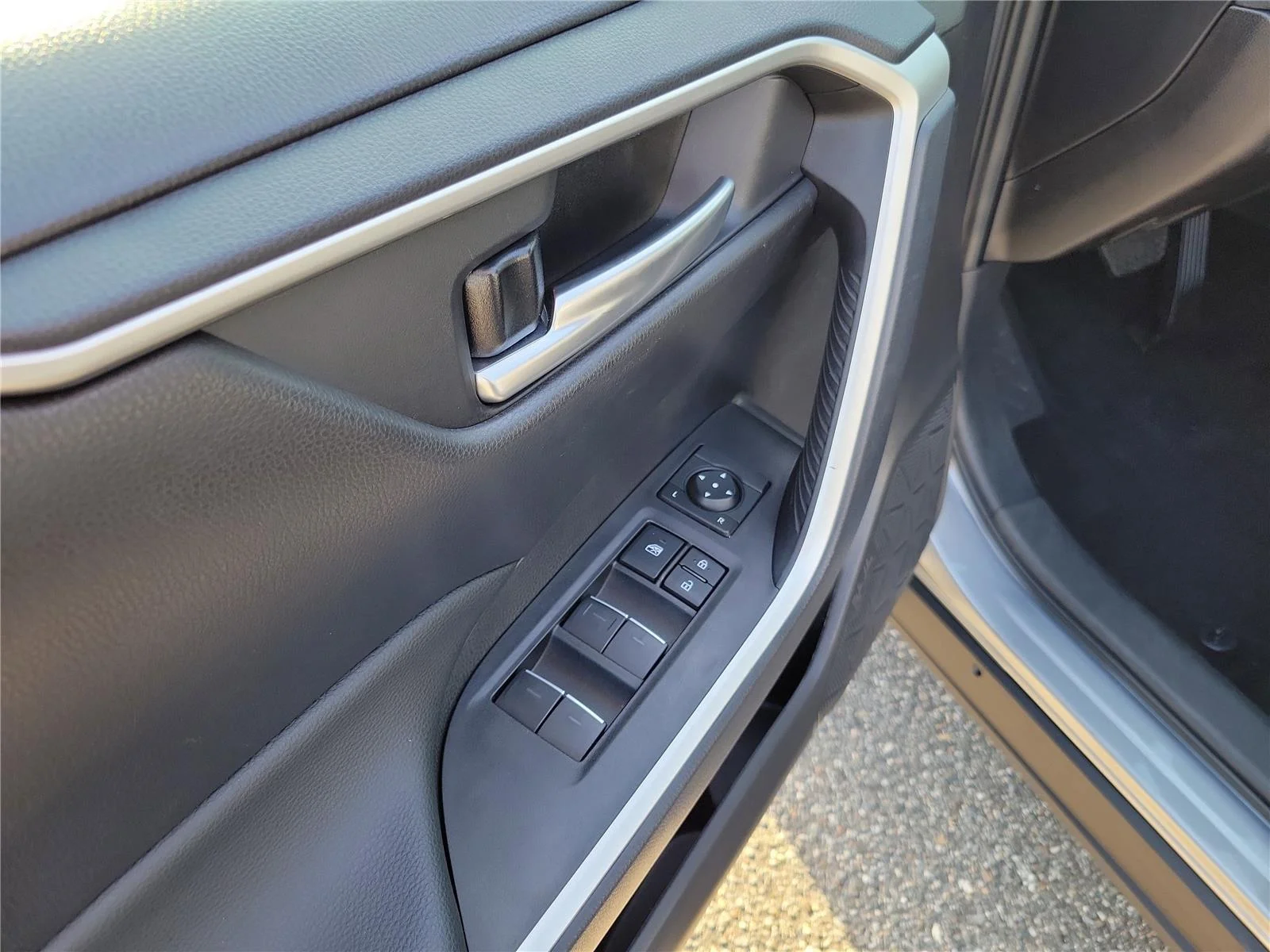 2025 Toyota RAV4 XLE - Photo 11