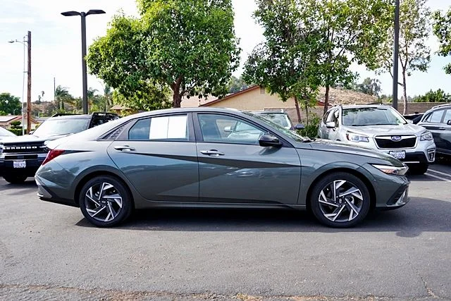 Used 2025 Gray Hyundai SEL Sport image 6