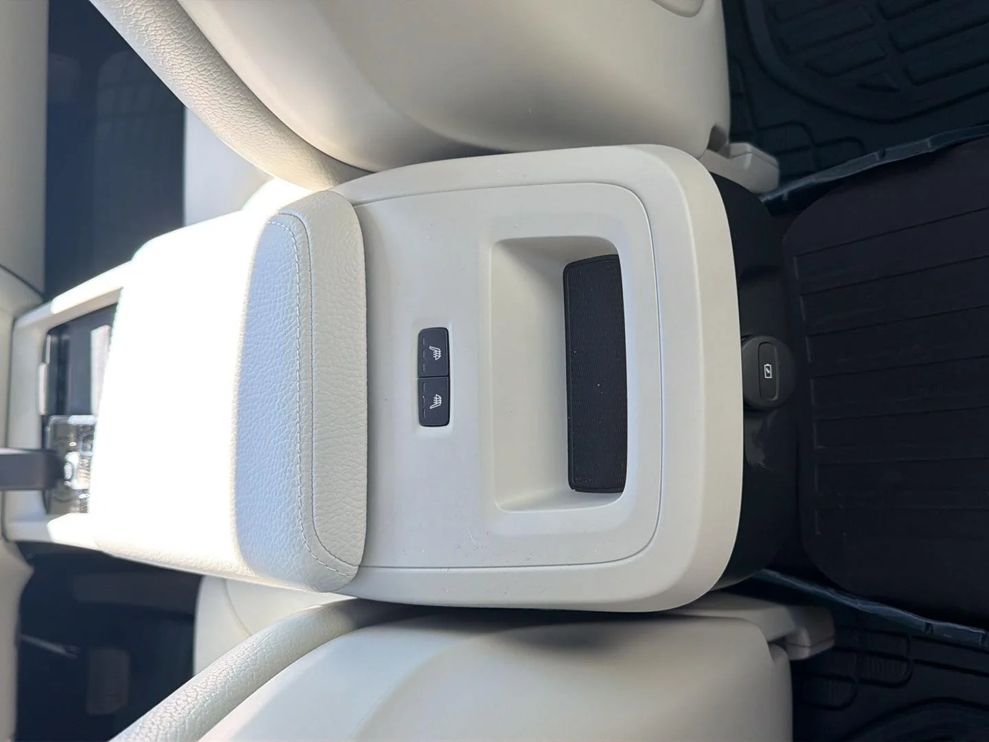 Used 2022 Denim Blue Metallic Volvo Momentum image 13