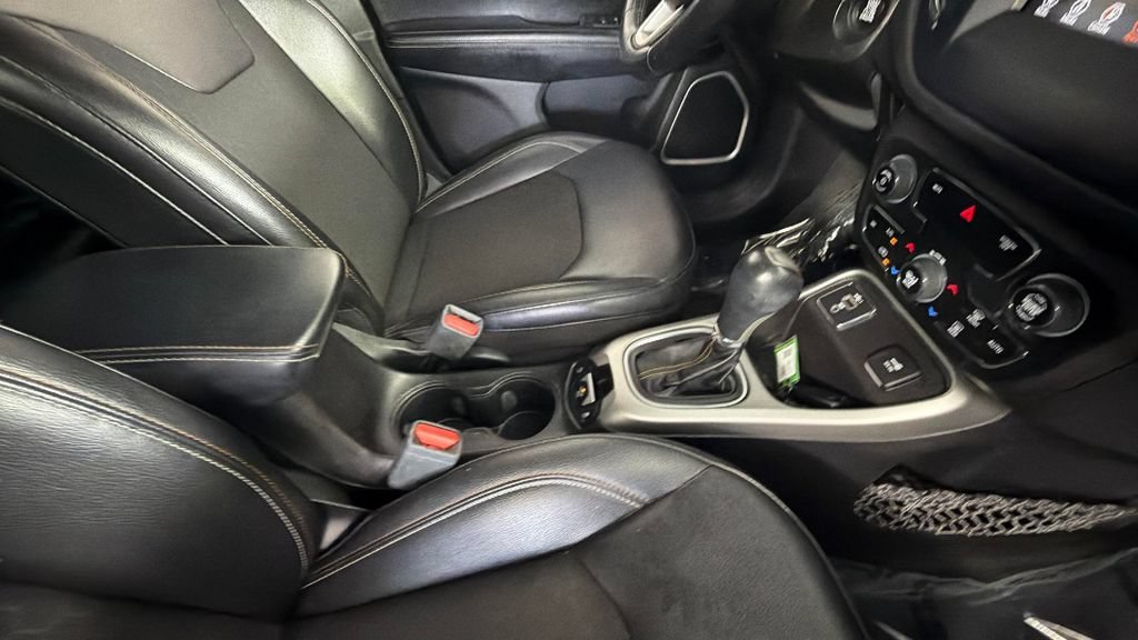 Used 2020 Silver Jeep Latitude FWD image 33