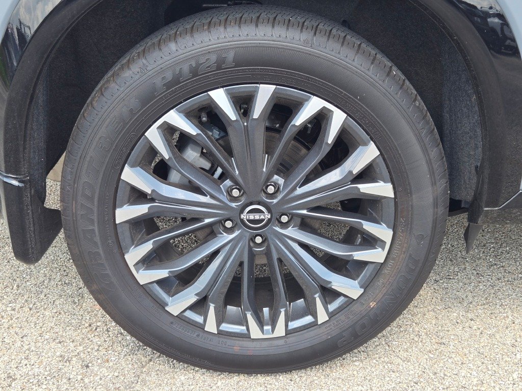 New 2026 Boulder Gray Pearl / Super Black Two-tone Nissan Platinum image 12