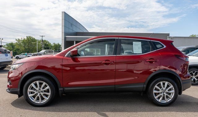Used 2022 Red Nissan S image 9