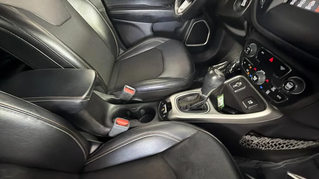 Used 2020 Silver Jeep Latitude FWD image 33