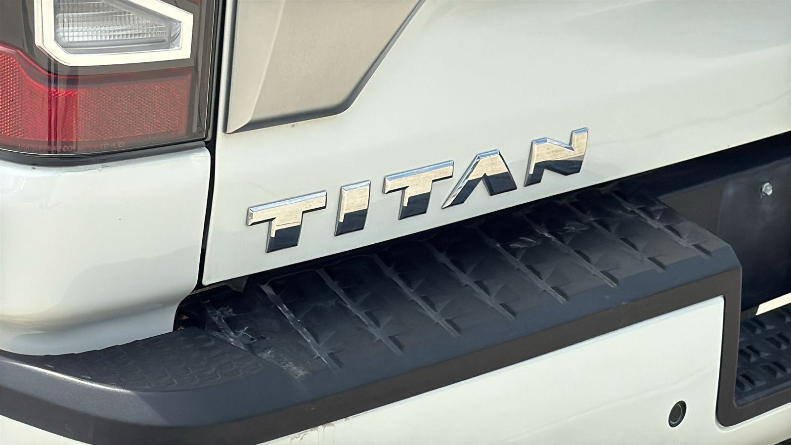 Used 2022 White Nissan Platinum Reserve image 11