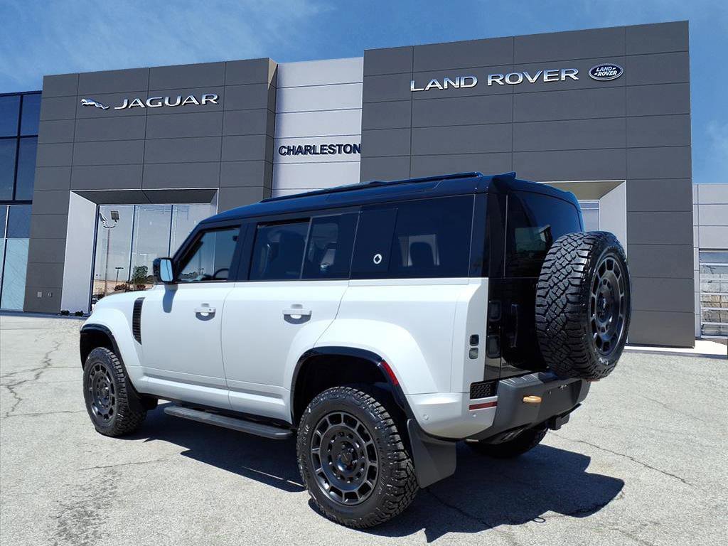 New 2026 Borasco Grey Metallic Land Rover OCTA image 3
