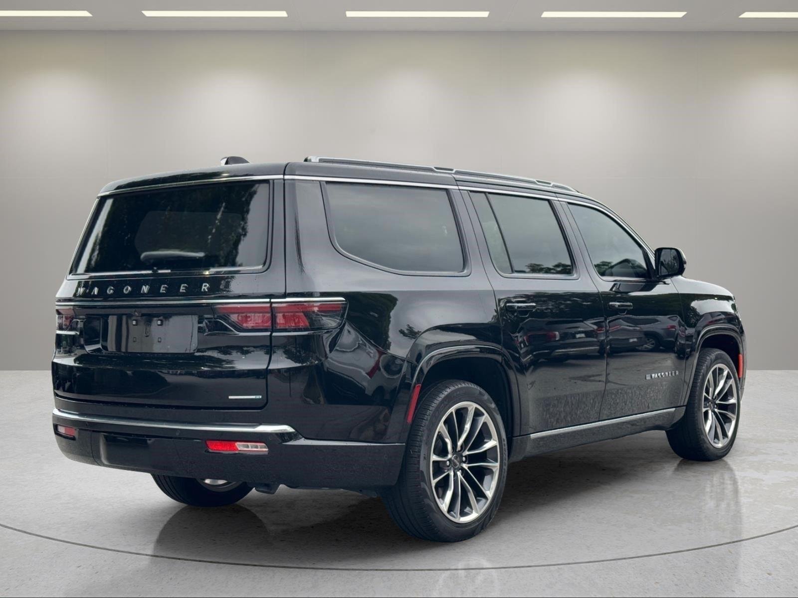 Used 2023 Diamond Black Crystal Pearlcoat Jeep Series III image 5