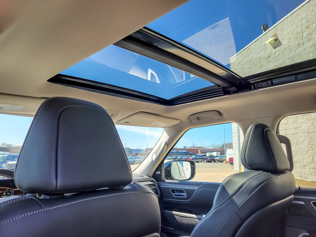 Used 2025 Black Obsidian INFINITI LUXE image 12