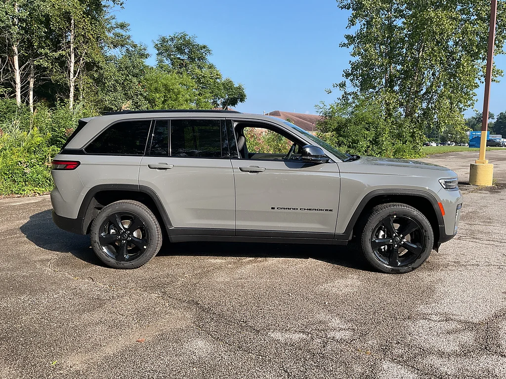 New 2027 Sting-Gray Clear Coat Jeep Limited image 4